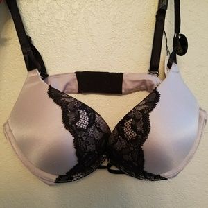 NWT Victoria's Secret Bombshell Plunge Bra 32B